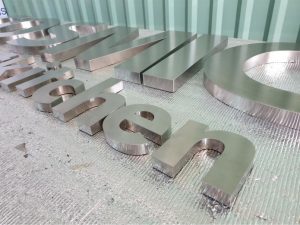 Bảng hiệu, chữ nổi